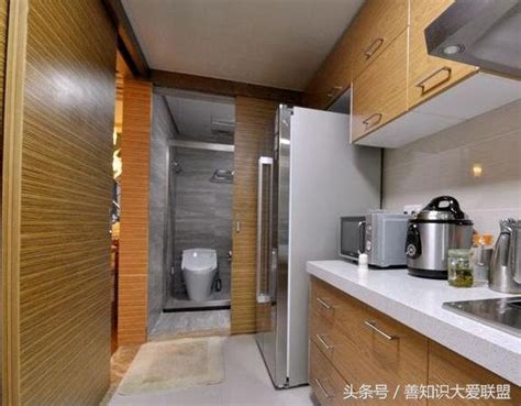 冷氣裝斜的 廚房廁所相對